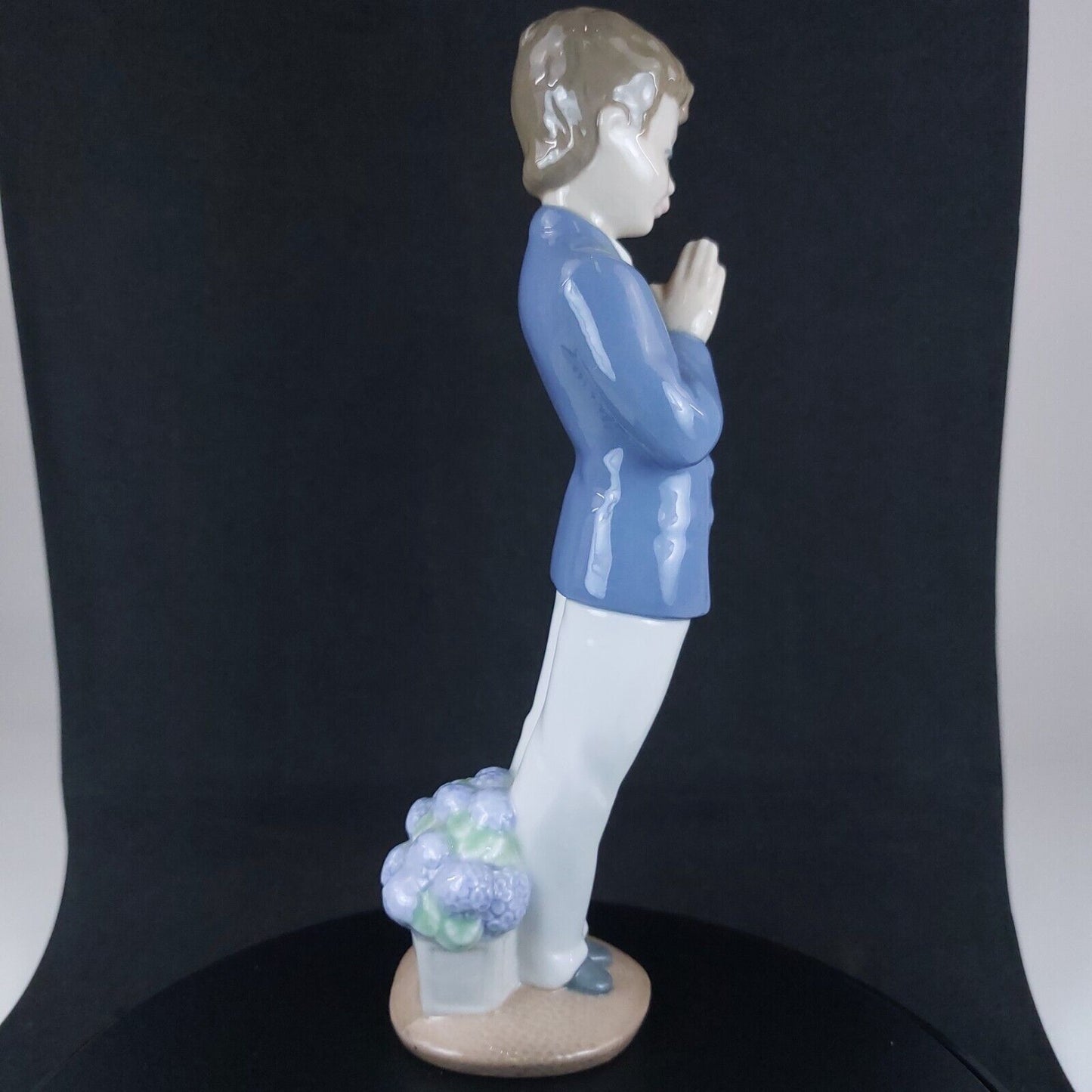 Lladró NAO Porcelain Figurine - Time to Pray Church Boy 1st Communion 8.66"