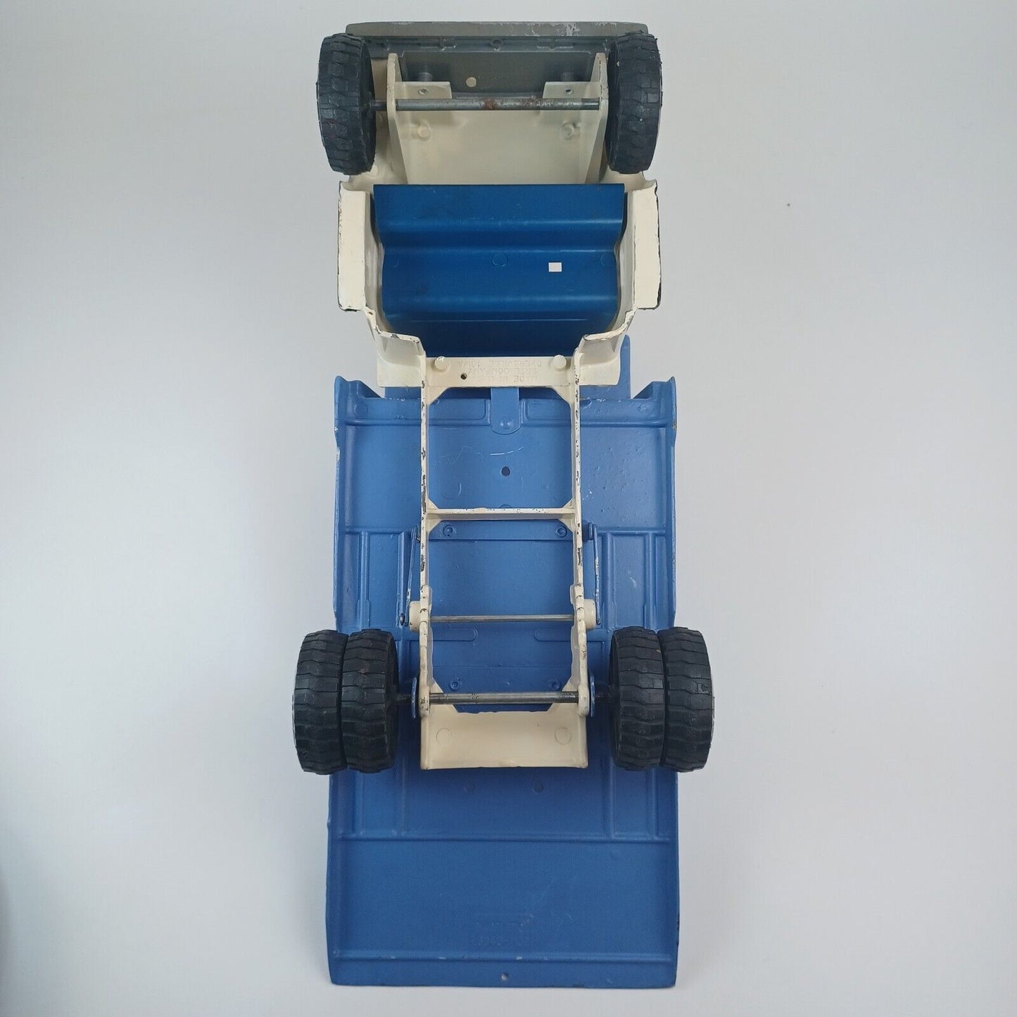 Ertl Pressed Steel Flat Bed Hauler Truck: Vintage Collectible Toy (40 cm)