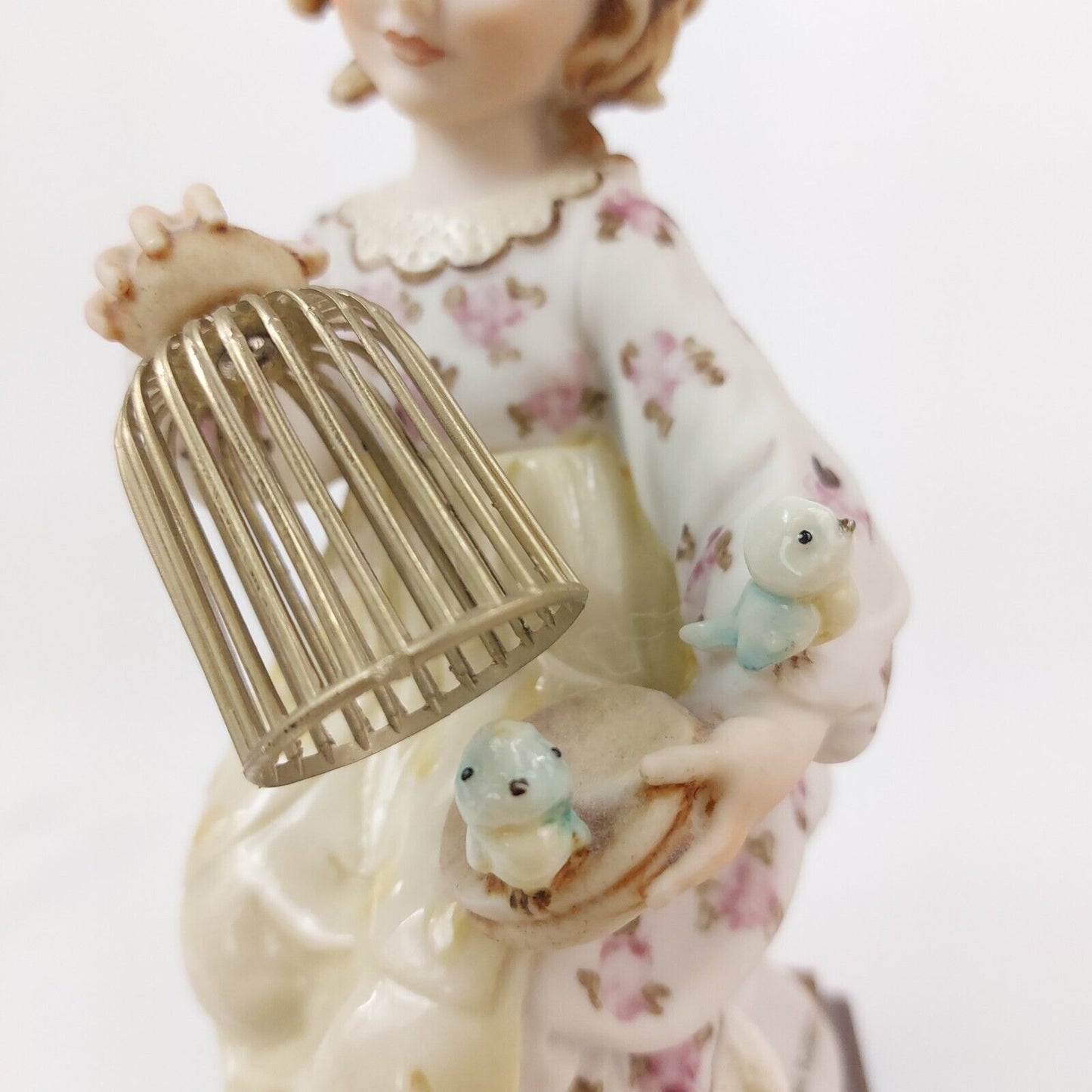 Capodimonte Giuseppe Armani Florence -  1984  - Girl Setting Birds Free Figurine