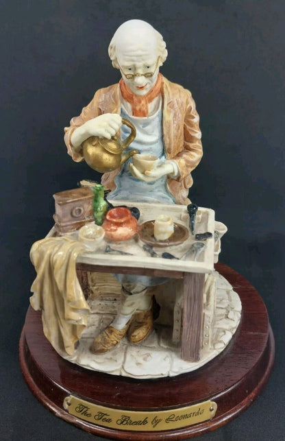 Leonardo Collection Figurine "The Tea Break" Porcelain Resin - Worn Base