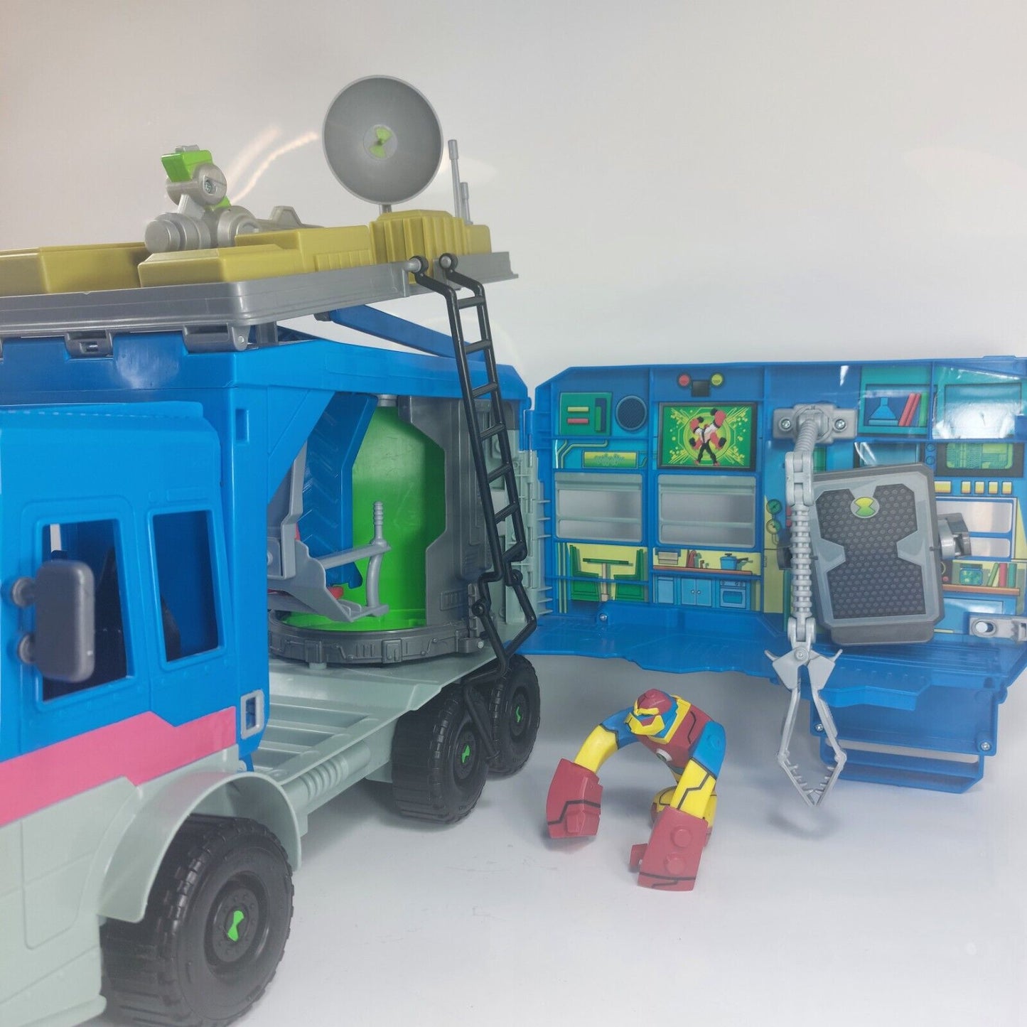 Ben 10 Rustbucket Deluxe Transforming Campervan –  with 2 Characte