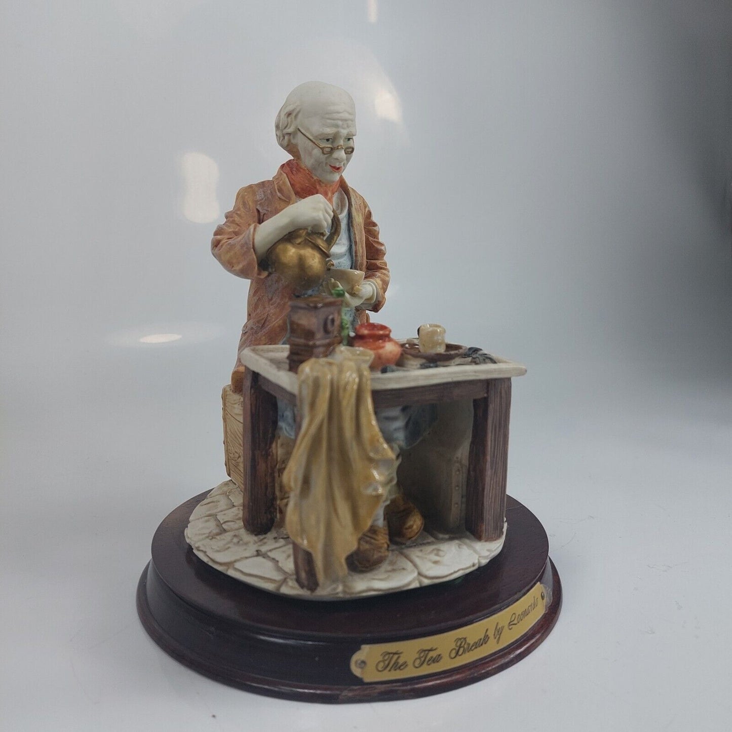 Leonardo Collection Figurine "The Tea Break" Porcelain Resin - Worn Base