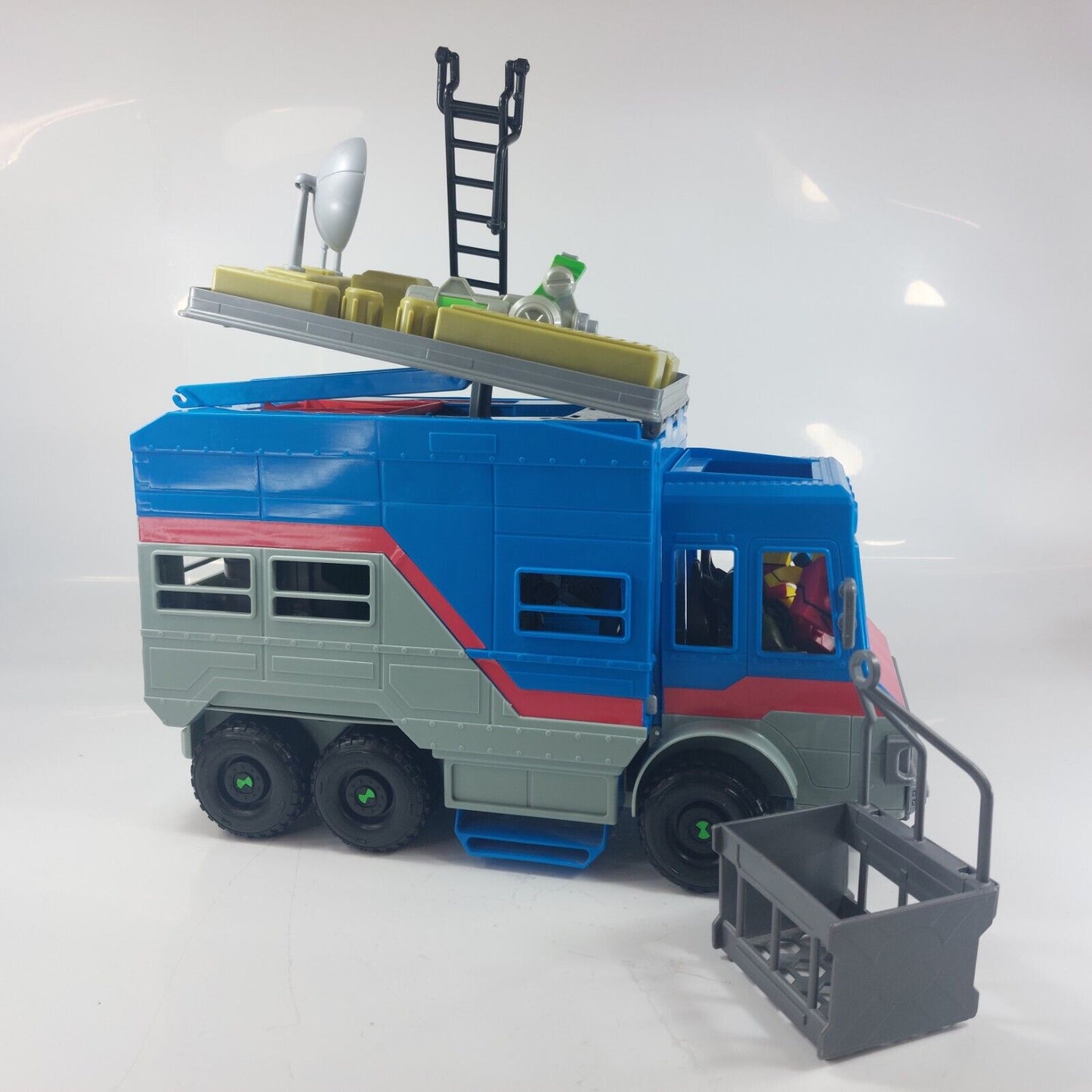 Ben 10 Rustbucket Deluxe Transforming Campervan –  with 2 Characte