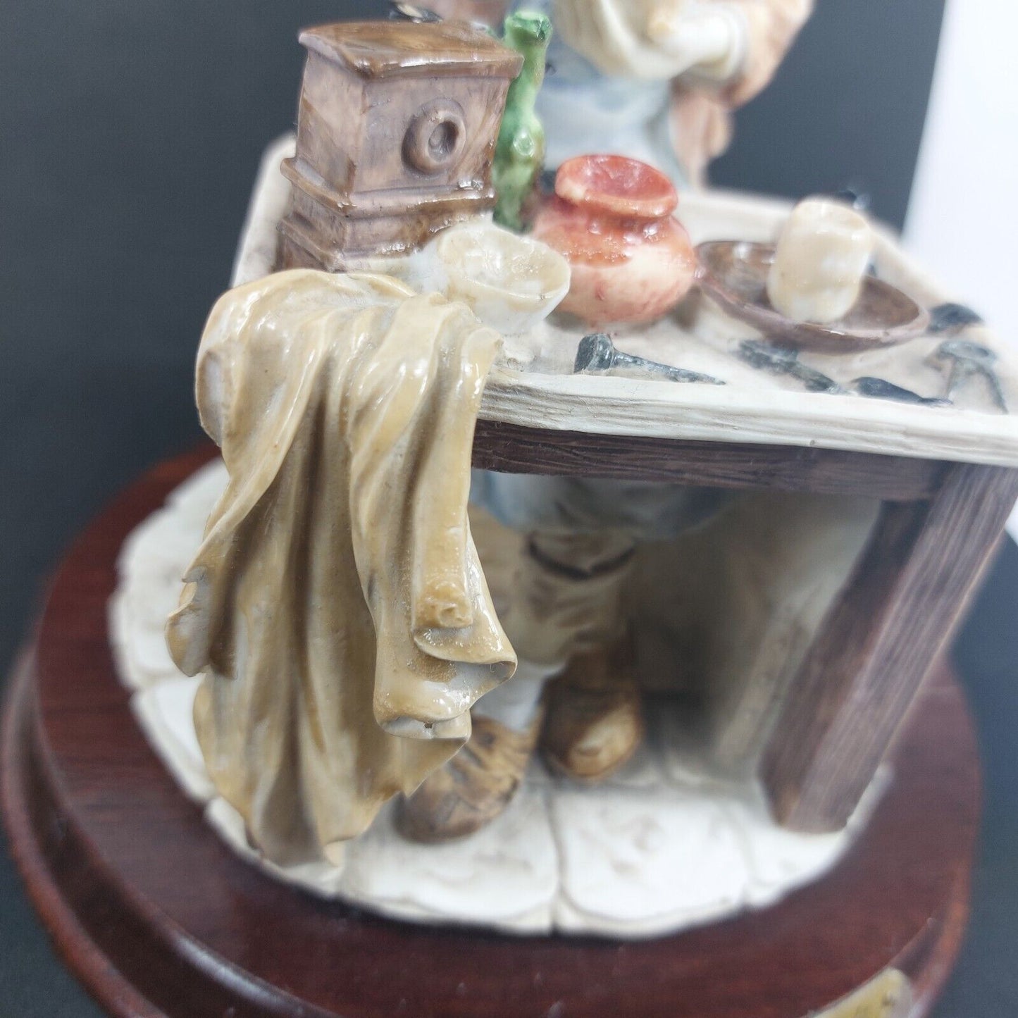 Leonardo Collection Figurine "The Tea Break" Porcelain Resin - Worn Base