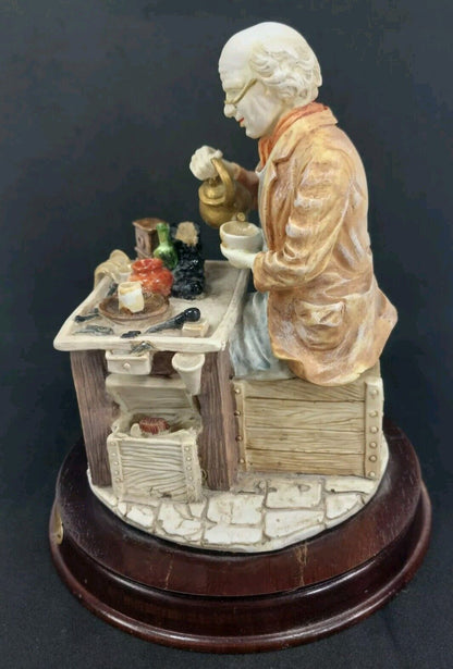 Leonardo Collection Figurine "The Tea Break" Porcelain Resin - Worn Base