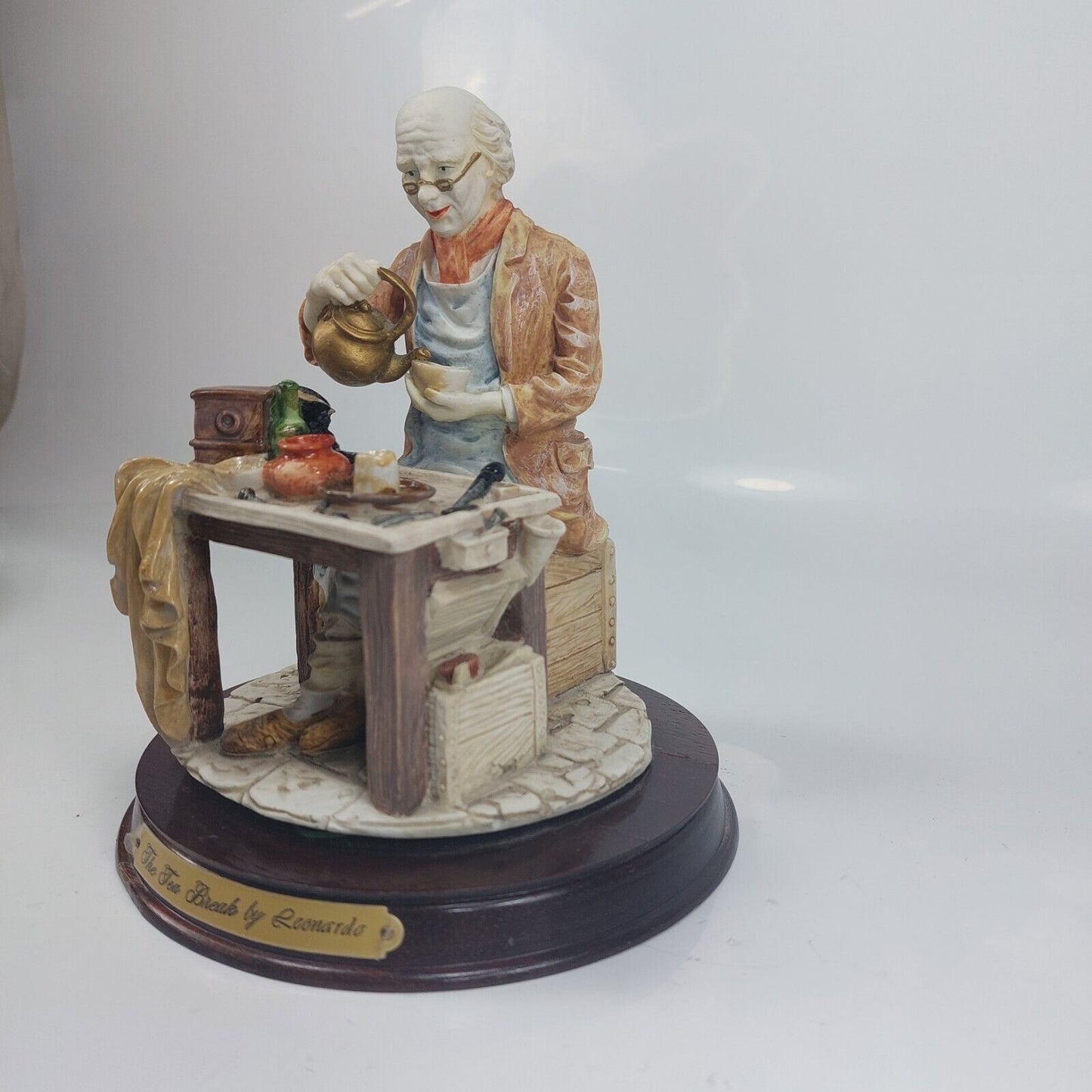 Leonardo Collection Figurine "The Tea Break" Porcelain Resin - Worn Base