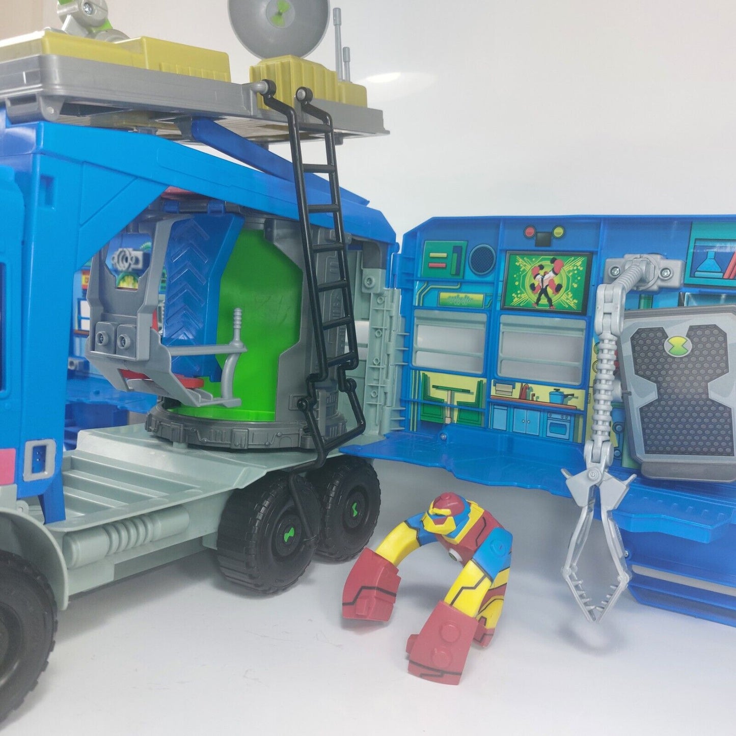 Ben 10 Rustbucket Deluxe Transforming Campervan –  with 2 Characte