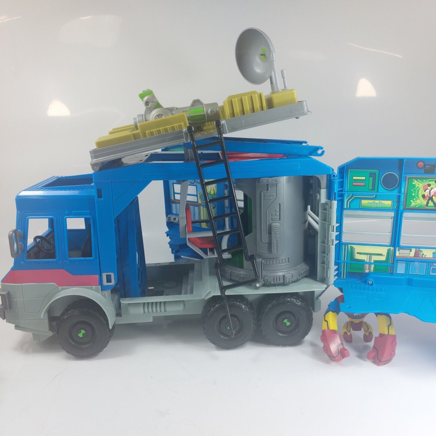 Ben 10 Rustbucket Deluxe Transforming Campervan –  with 2 Characte