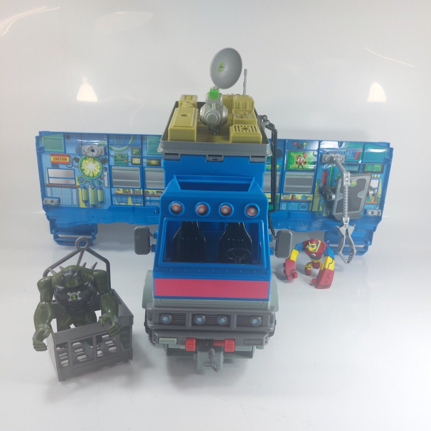 Ben 10 Rustbucket Deluxe Transforming Campervan –  with 2 Characte