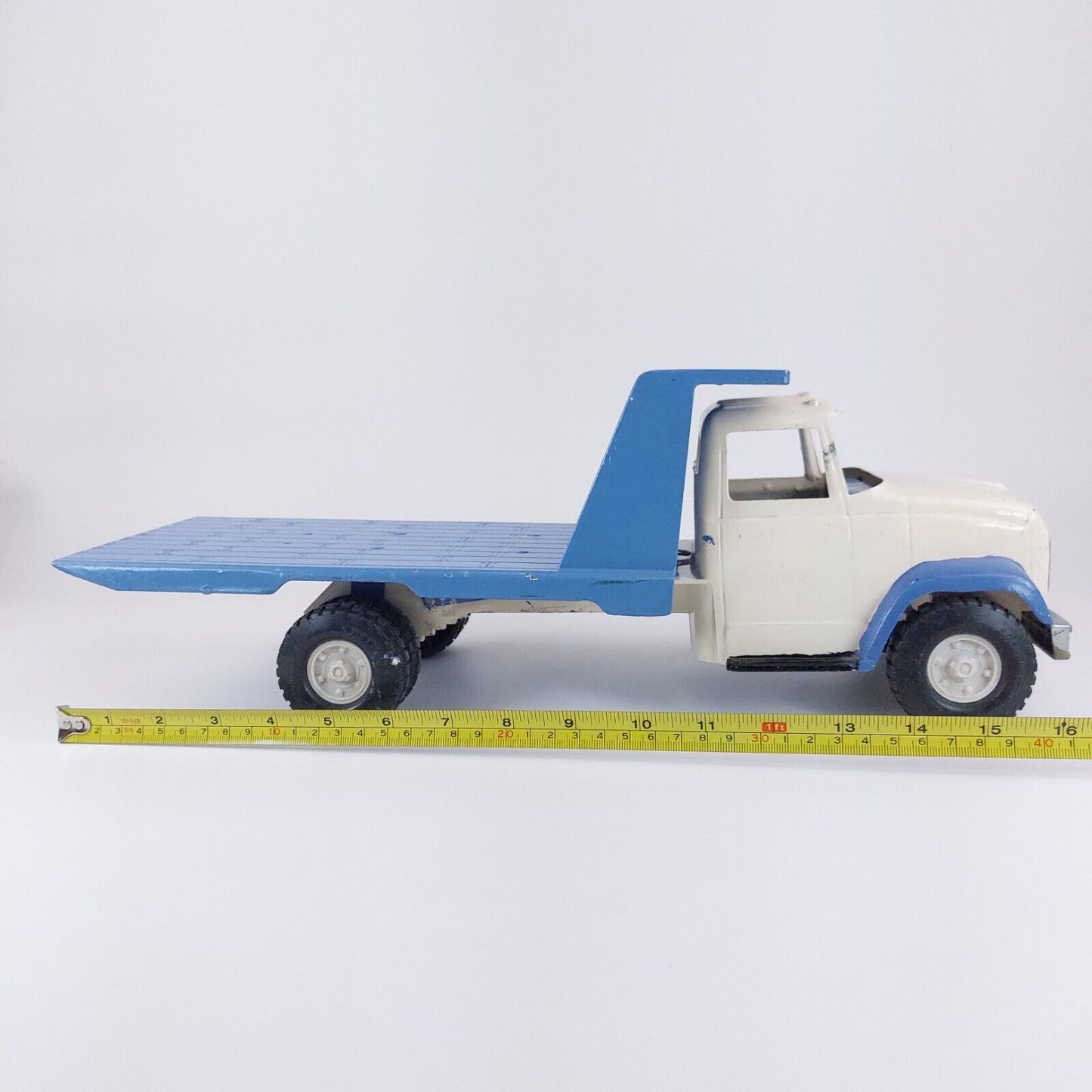 Ertl Pressed Steel Flat Bed Hauler Truck: Vintage Collectible Toy (40 cm)