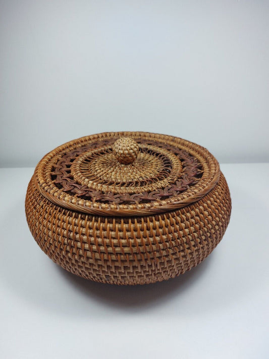 Vintage Handwoven Wicker Storage Basket with Lid – Decorative and Functional