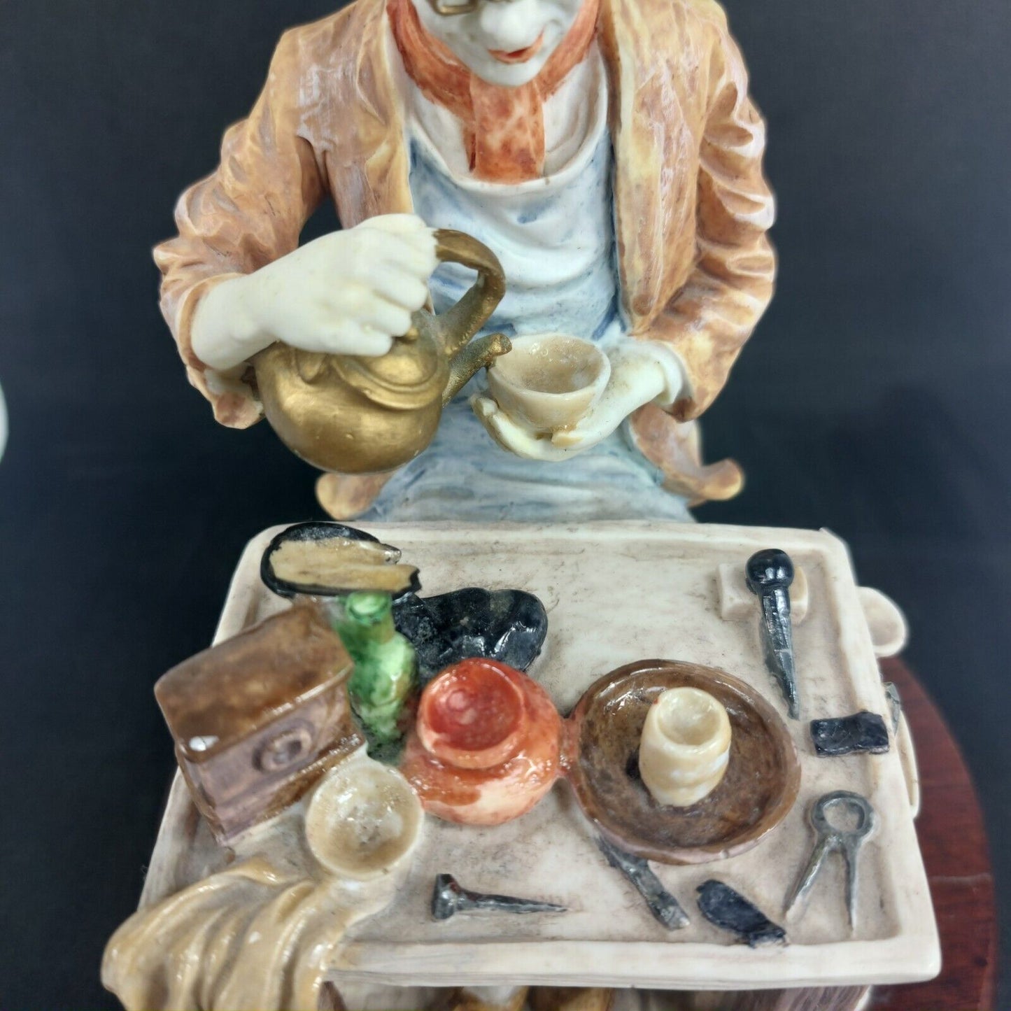 Leonardo Collection Figurine "The Tea Break" Porcelain Resin - Worn Base