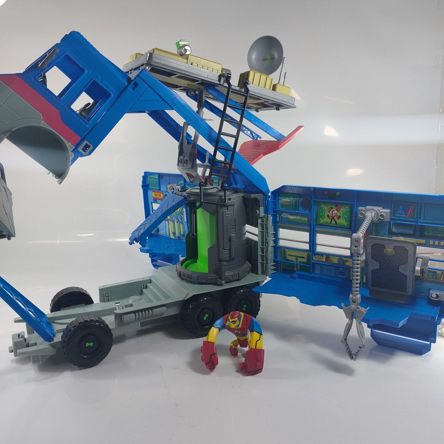 Ben 10 Rustbucket Deluxe Transforming Campervan –  with 2 Characte