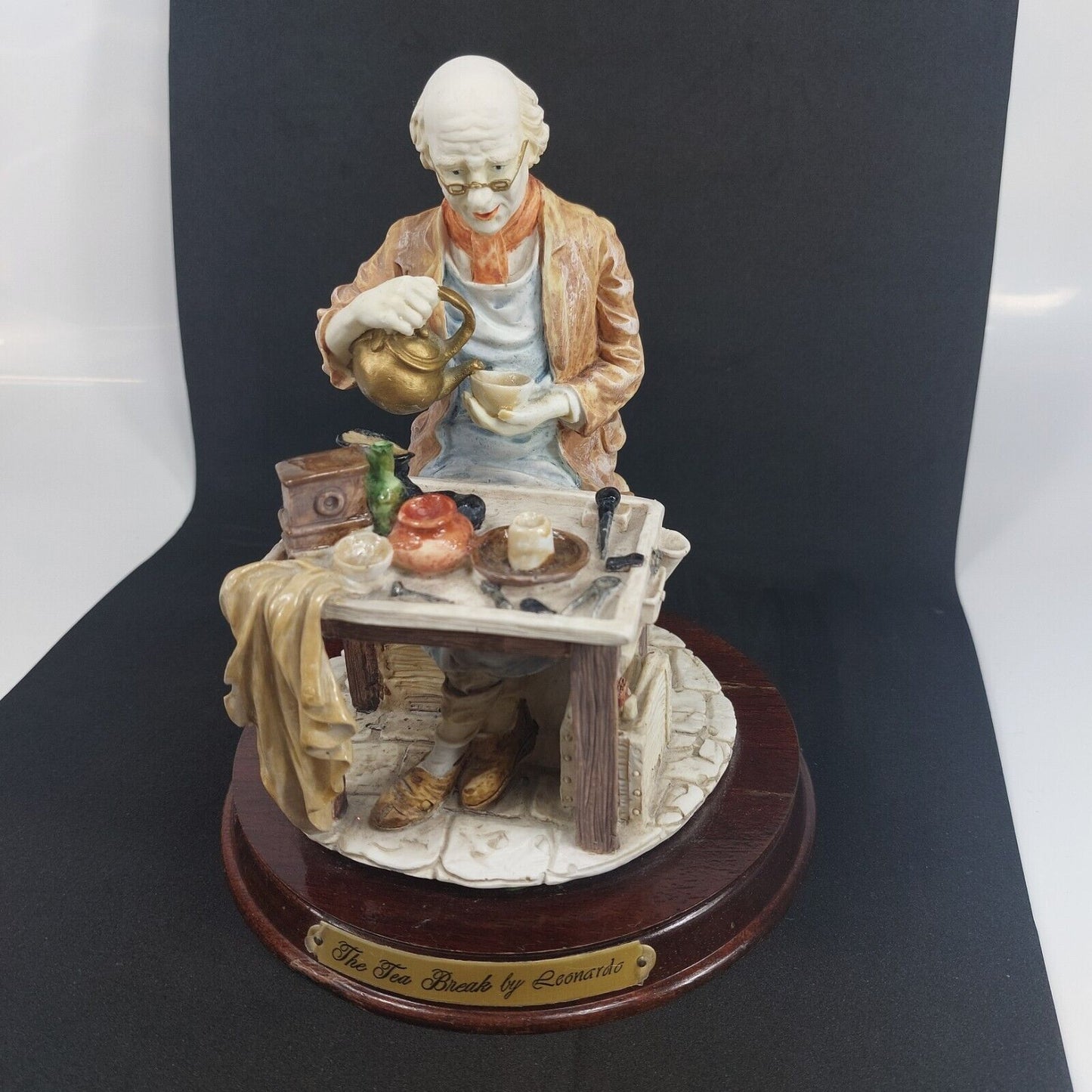 Leonardo Collection Figurine "The Tea Break" Porcelain Resin - Worn Base