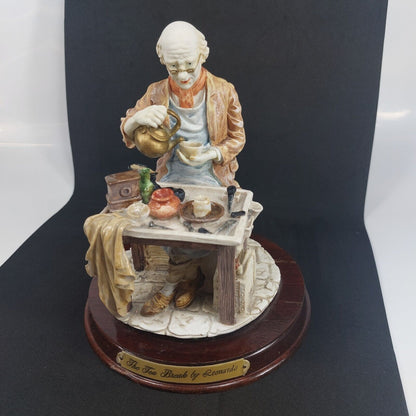 Leonardo Collection Figurine "The Tea Break" Porcelain Resin - Worn Base