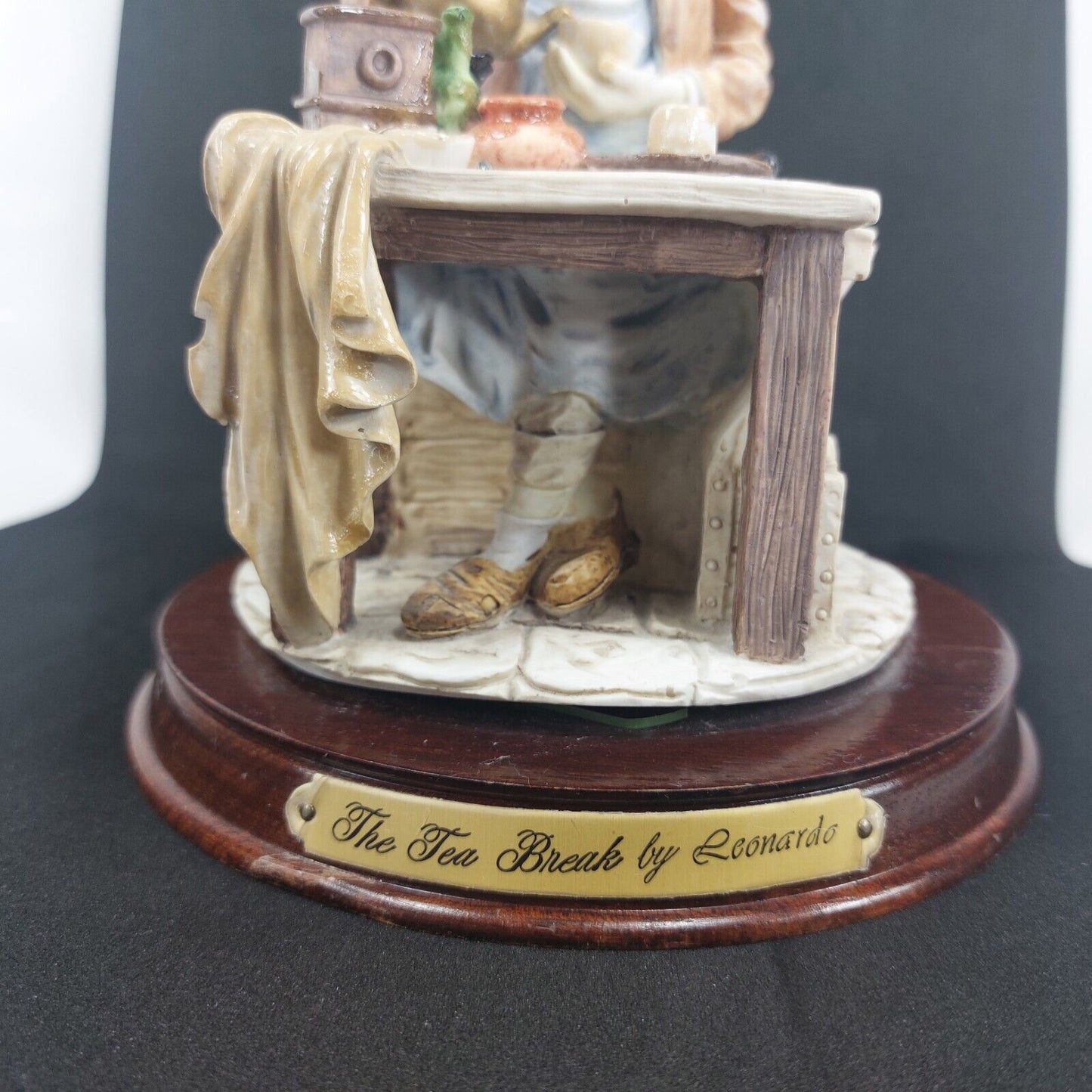 Leonardo Collection Figurine "The Tea Break" Porcelain Resin - Worn Base