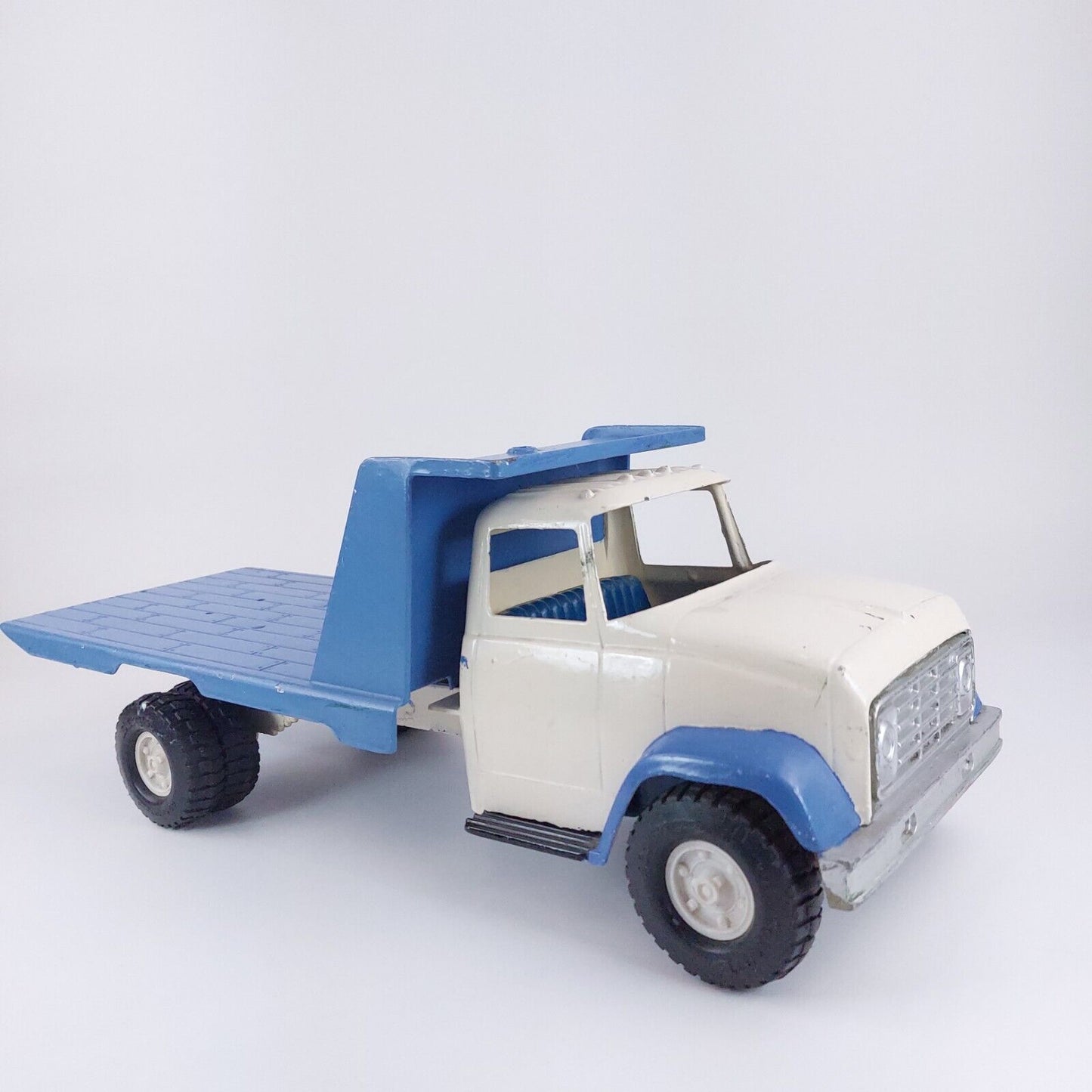 Ertl Pressed Steel Flat Bed Hauler Truck: Vintage Collectible Toy (40 cm)