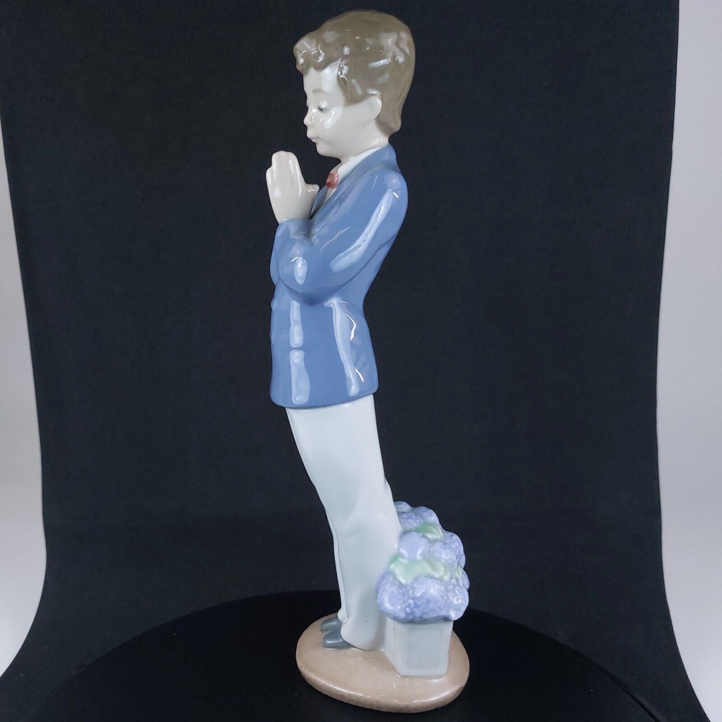 Lladró NAO Porcelain Figurine - Time to Pray Church Boy 1st Communion 8.66"