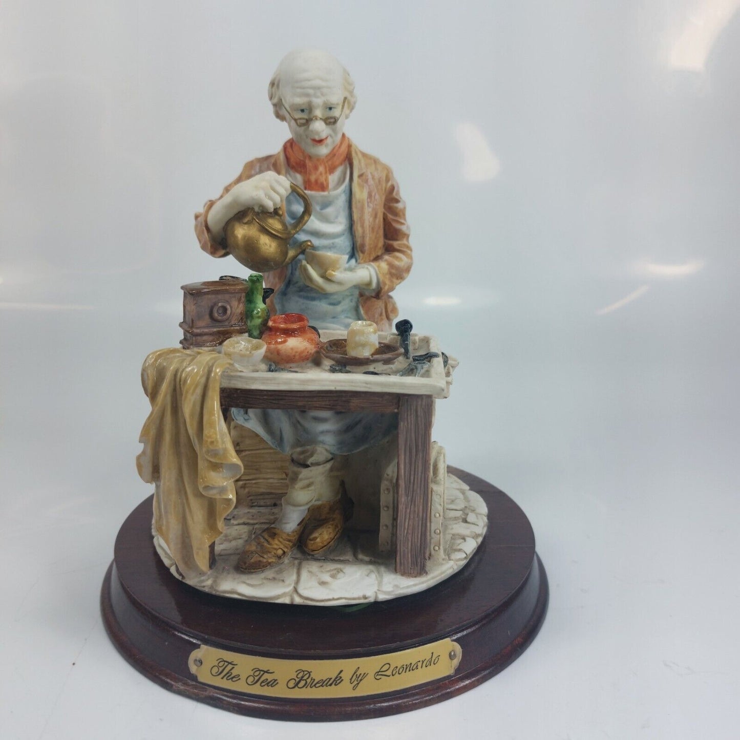 Leonardo Collection Figurine "The Tea Break" Porcelain Resin - Worn Base