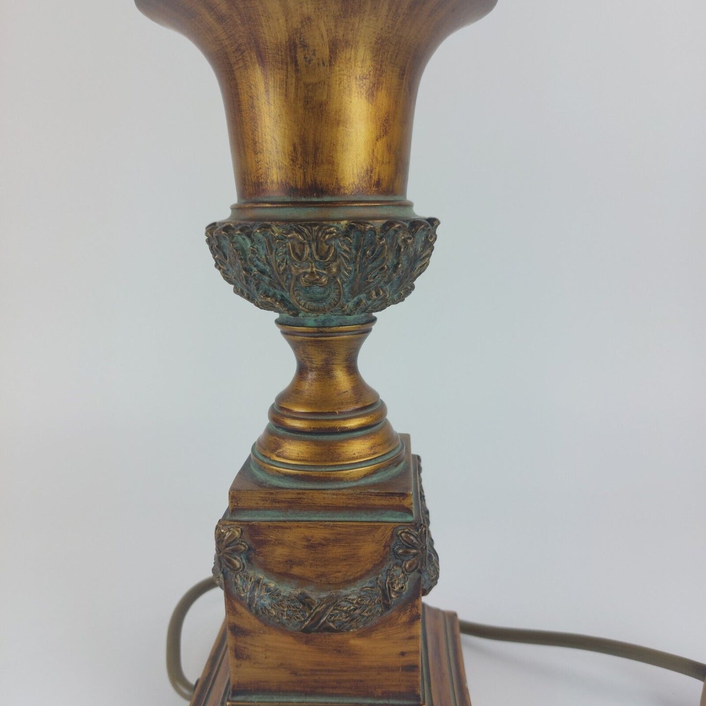 J&M PARKER VINTAGE GOLD DETAILED TABLE LAMP, 34 Cm