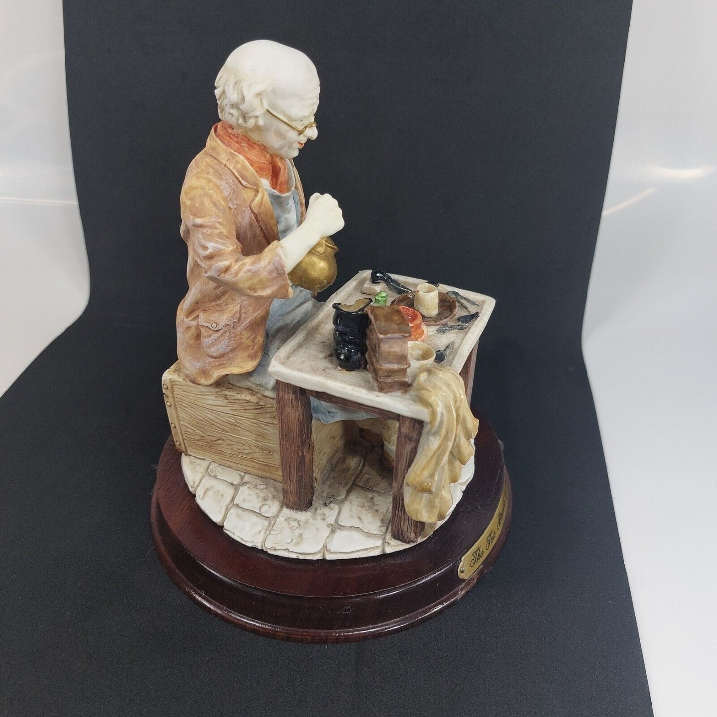 Leonardo Collection Figurine "The Tea Break" Porcelain Resin - Worn Base