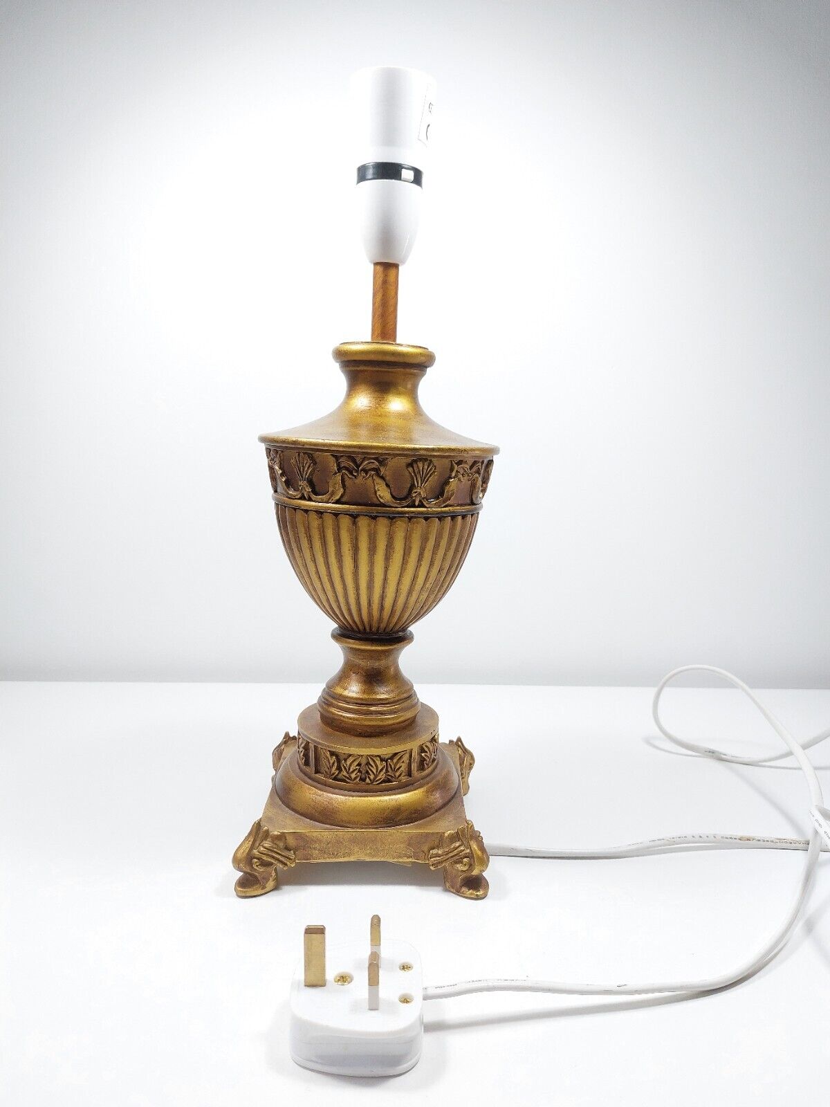 Vintage Gold / Gilt Resin table lamp, 40cm. Tested, See The Pictures, Demaged