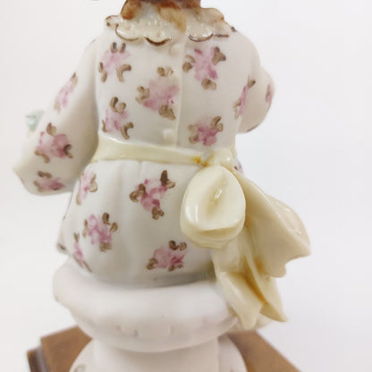 Capodimonte Giuseppe Armani Florence -  1984  - Girl Setting Birds Free Figurine