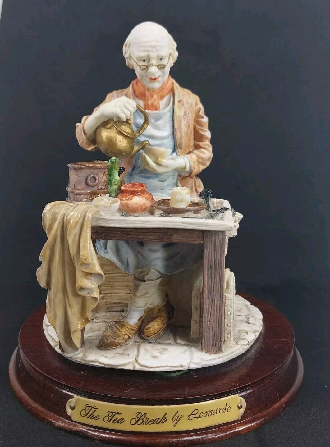 Leonardo Collection Figurine "The Tea Break" Porcelain Resin - Worn Base