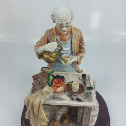 Leonardo Collection Figurine "The Tea Break" Porcelain Resin - Worn Base